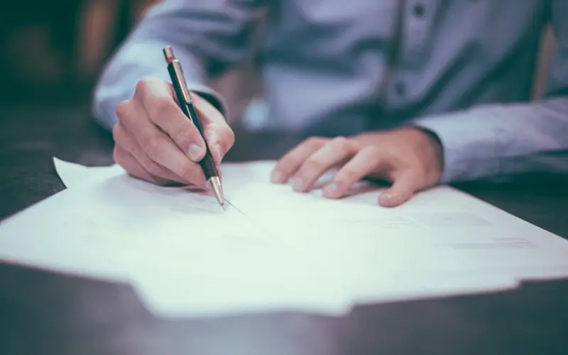 Signing the paperwork to sell a car in Missouri